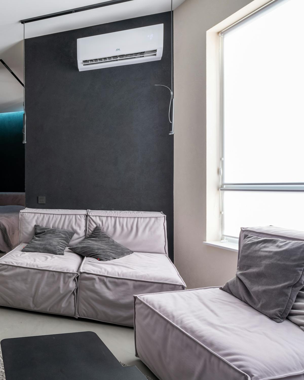 Salon moderne avec climatisation split murale